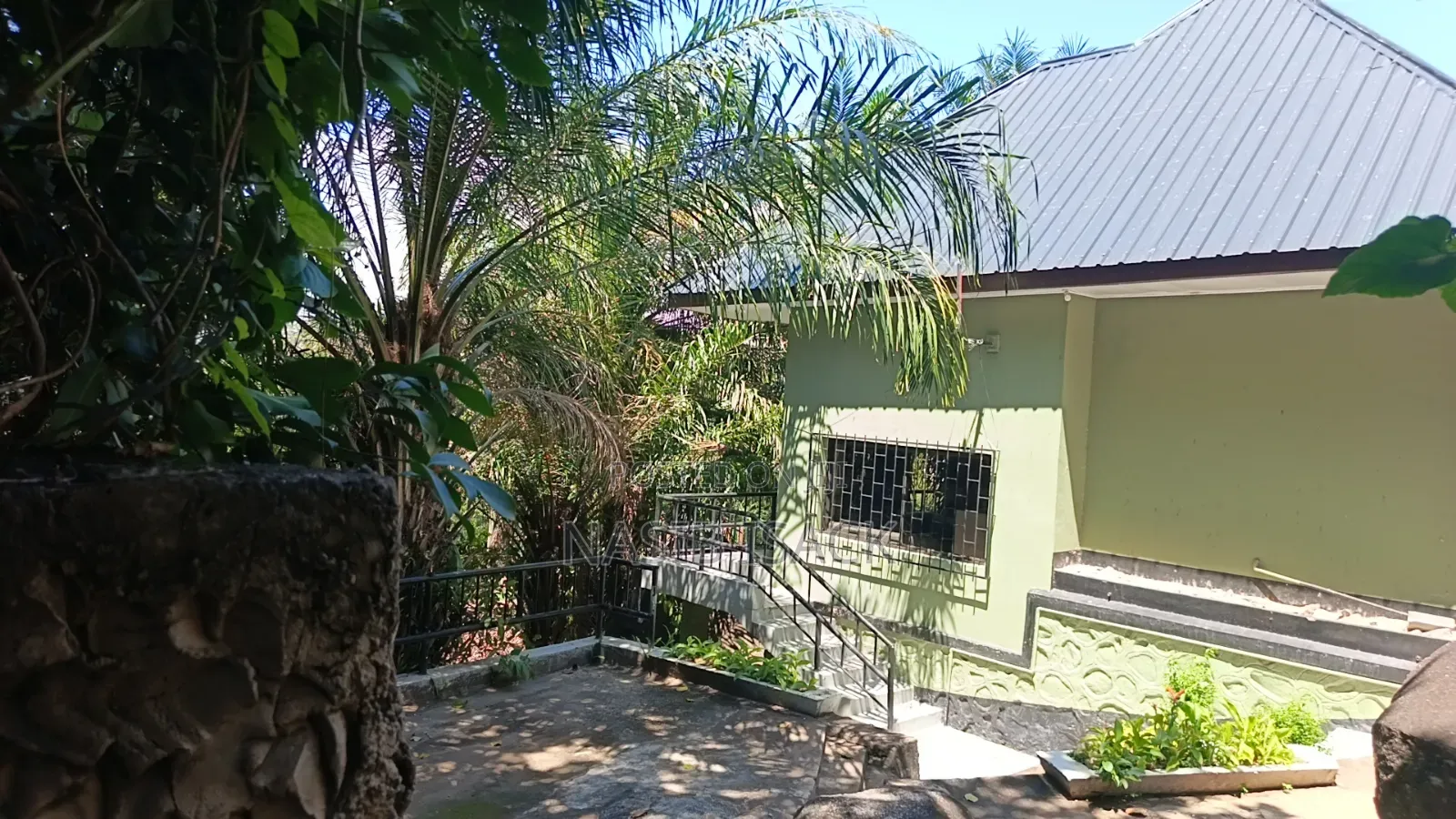 Furnished 16bdrm House in Isamilo for sale
