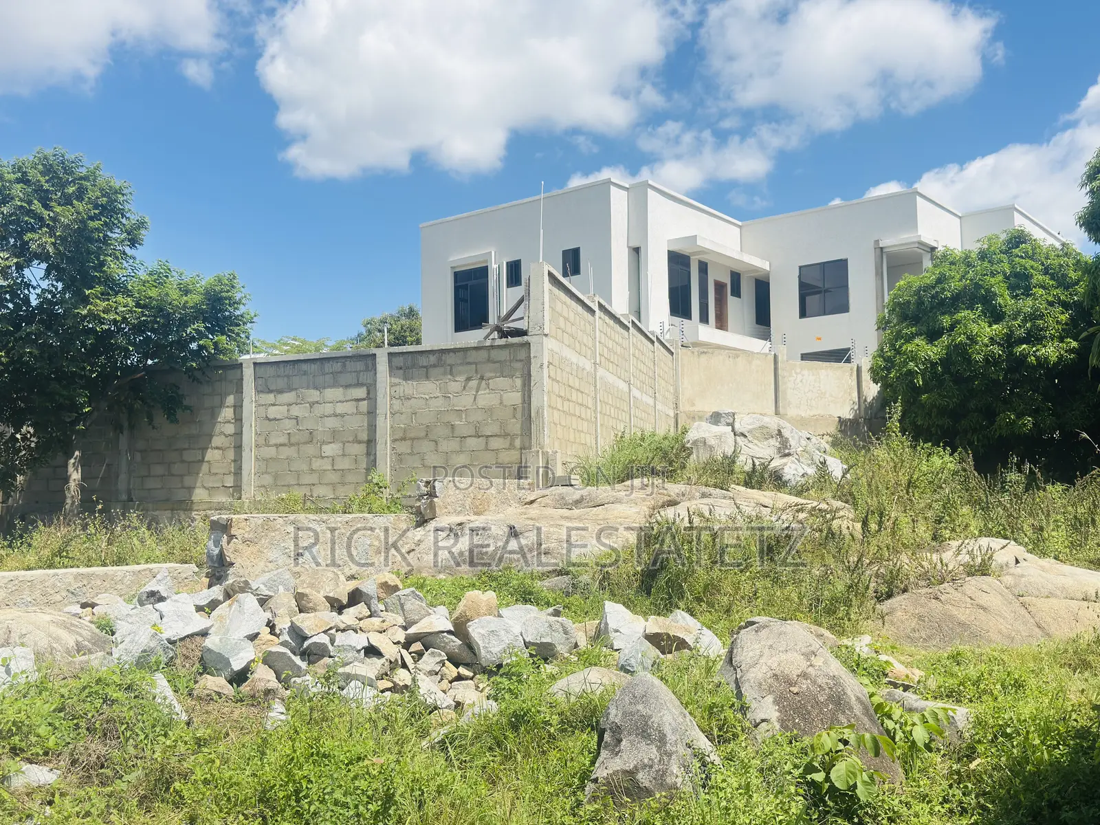Kiwanja Kinauzwa Ilemela - Airport Jirani Na Malaika Beach
