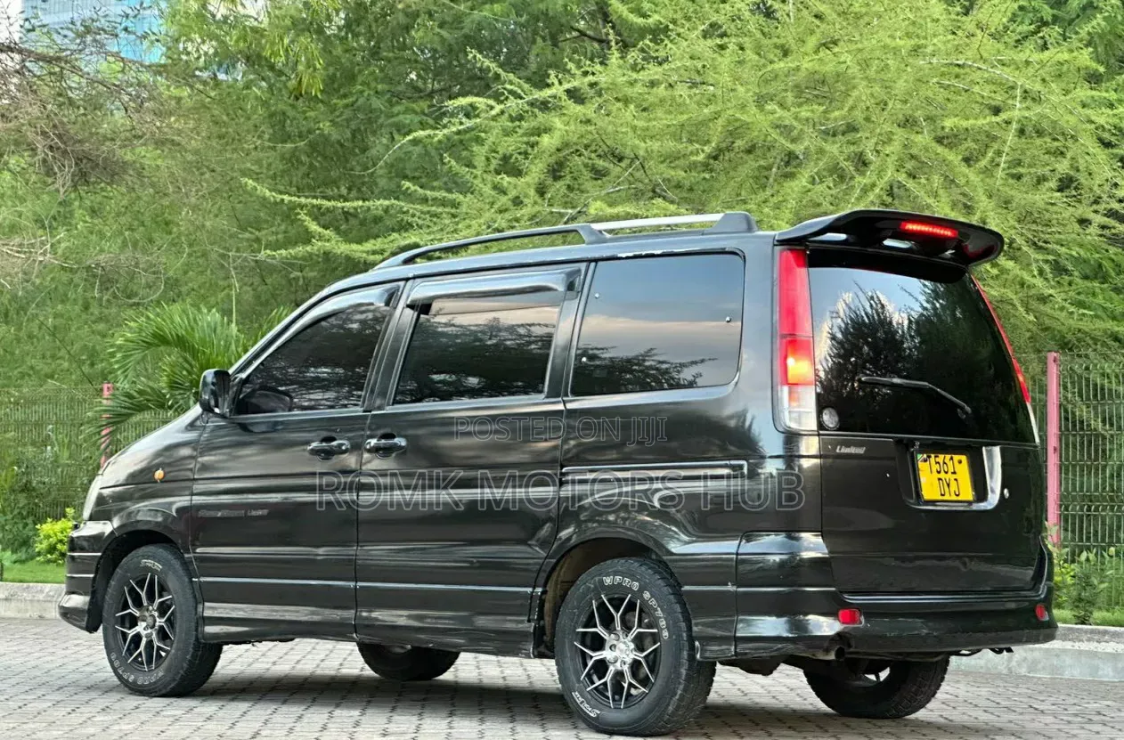 Toyota Noah 2001 Black