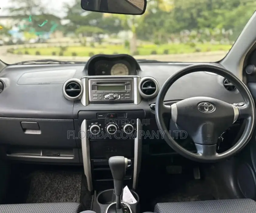 Toyota IST 2005