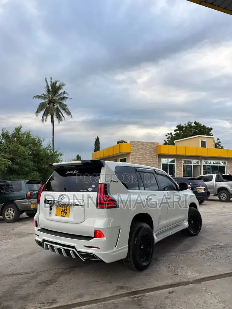 Toyota Land Cruiser Prado 2010 White