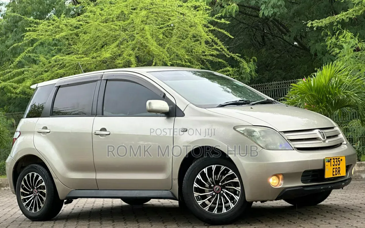 Toyota IST 2004 Silver