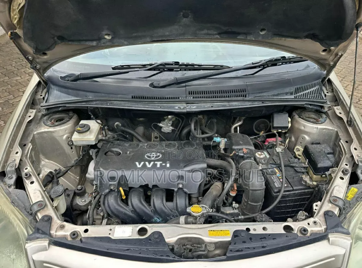Toyota IST 2004 Silver