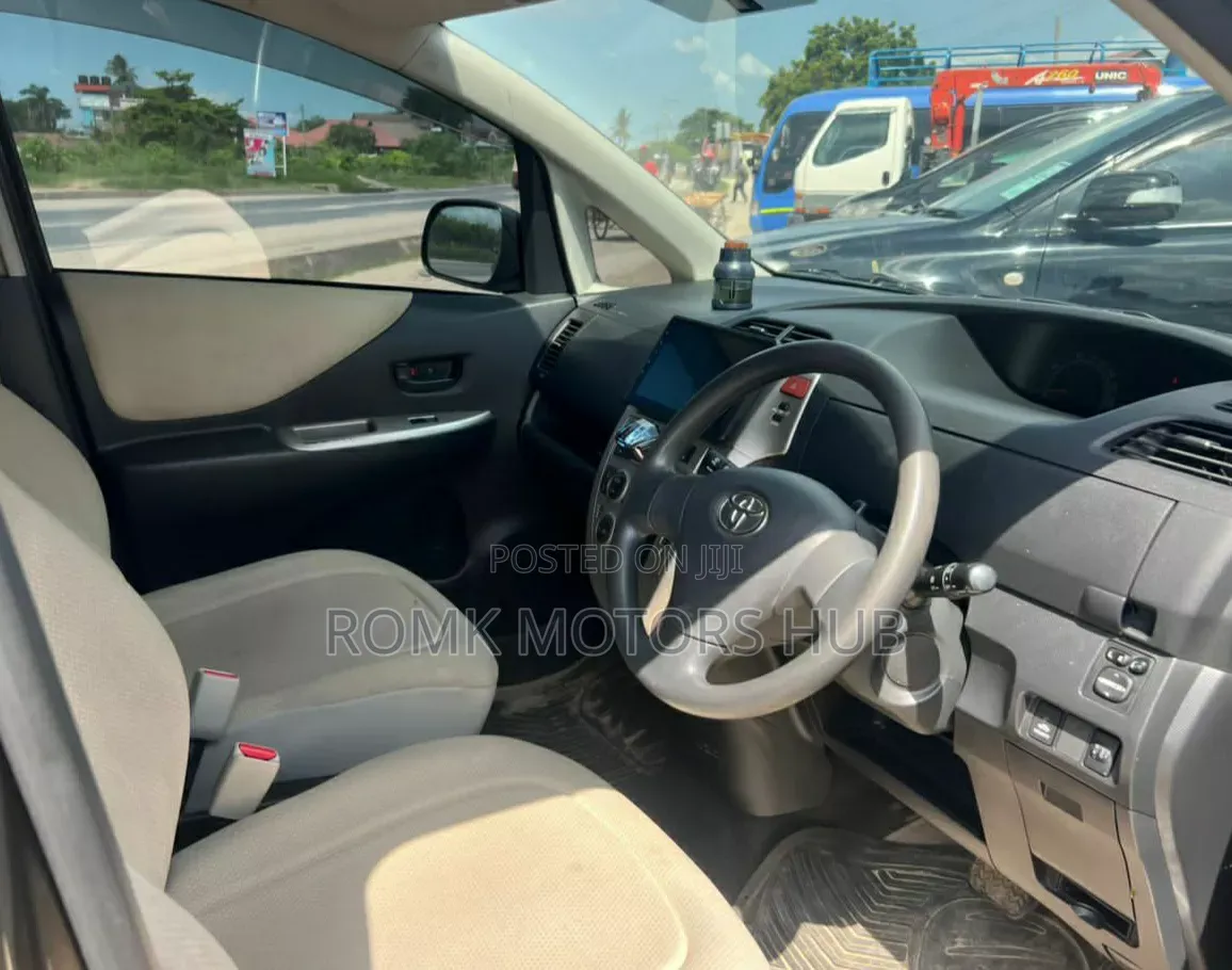 Toyota Ractis 2012 Gray
