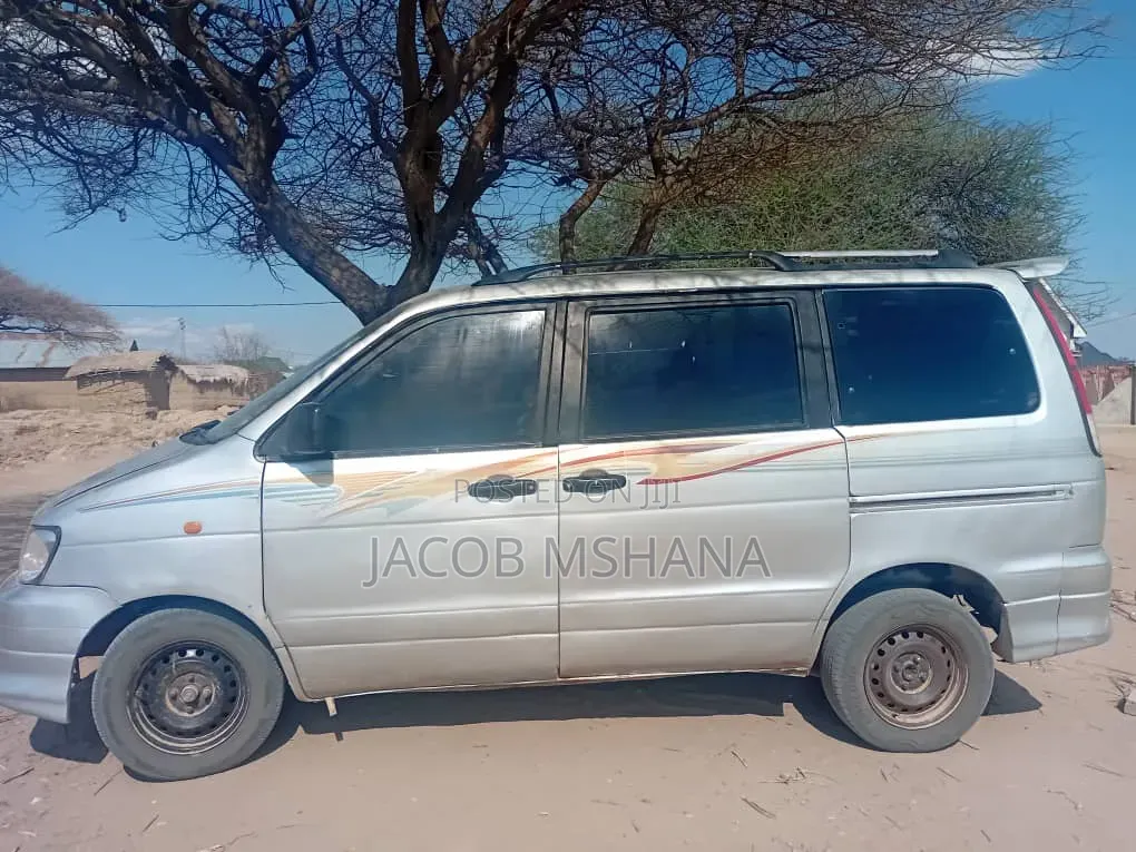 Toyota Noah 2002 Silver
