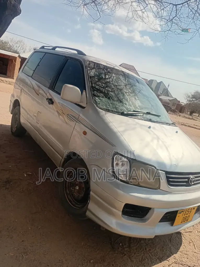 Toyota Noah 2002 Silver