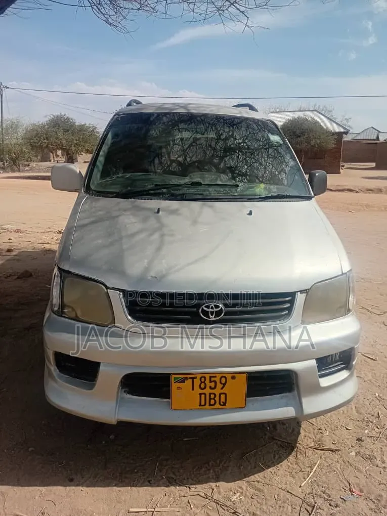 Toyota Noah 2002 Silver