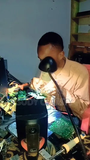 Fundi Computer Software Na Vifaa Vya Umeme