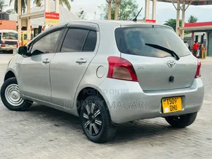 Toyota Vitz 2005 Silver