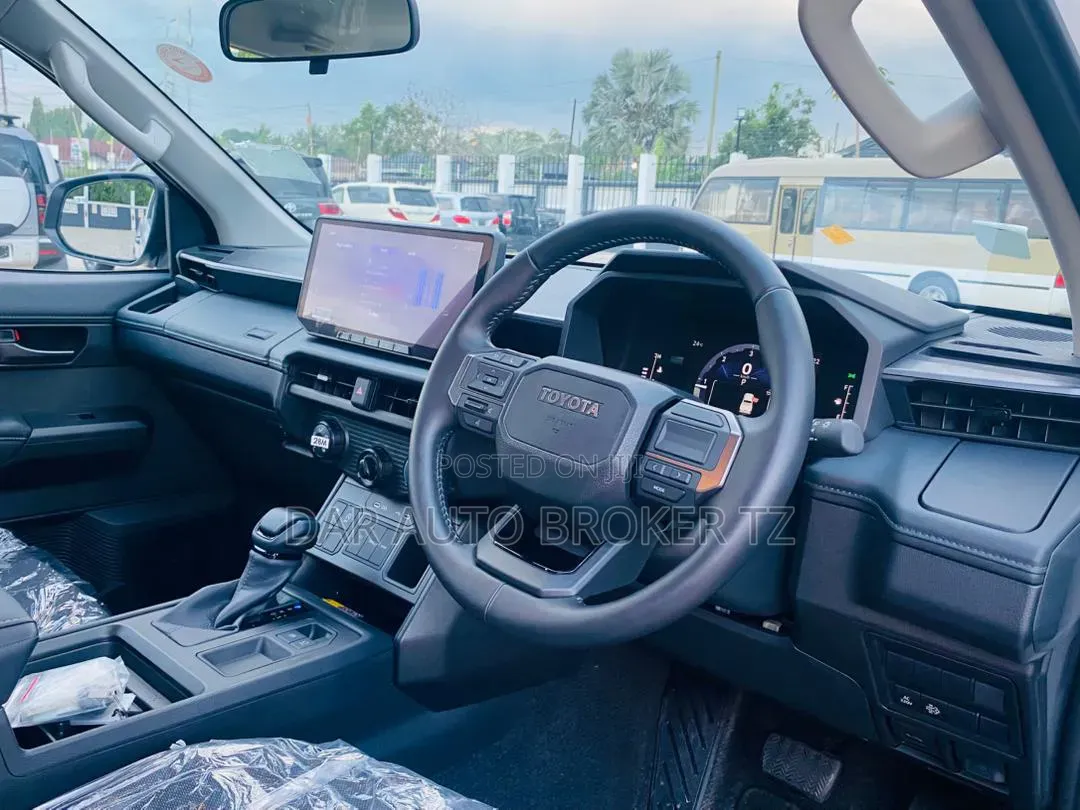 New Toyota Hilux 2025 White