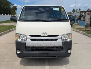 Toyota Quantum 2016 White