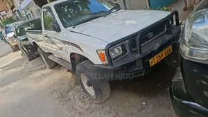 Toyota Hilux 1999 White