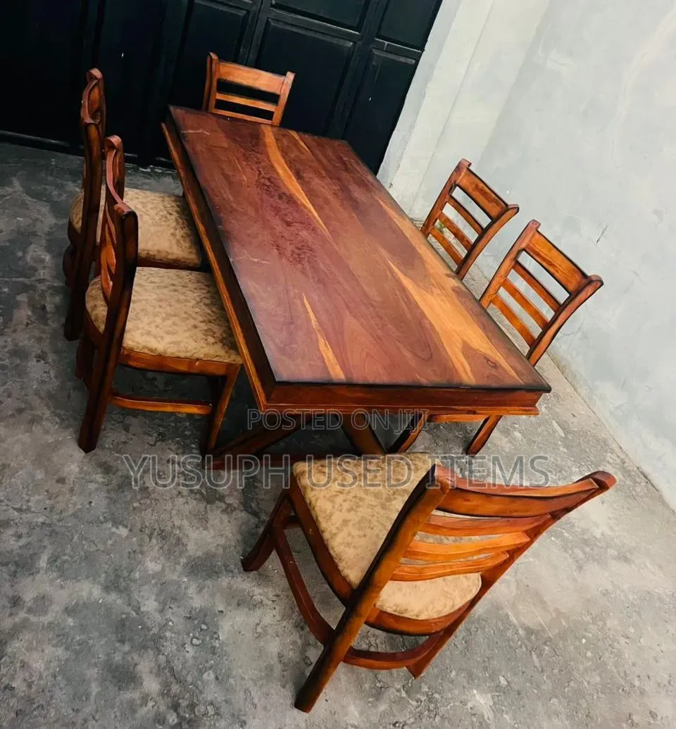 Dinning Table Ya Mbao Ina Viti