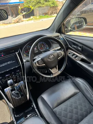 Toyota Harrier 2.0 2016 Maroon
