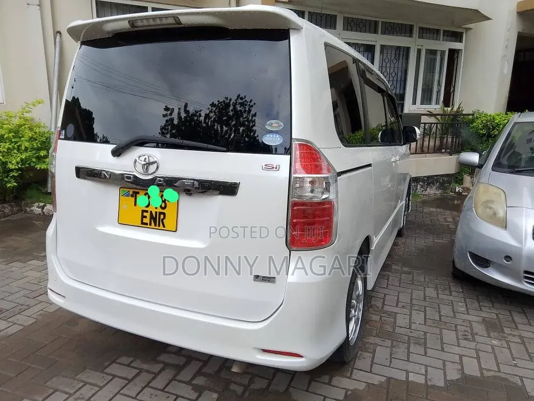 Toyota Noah 2009 White