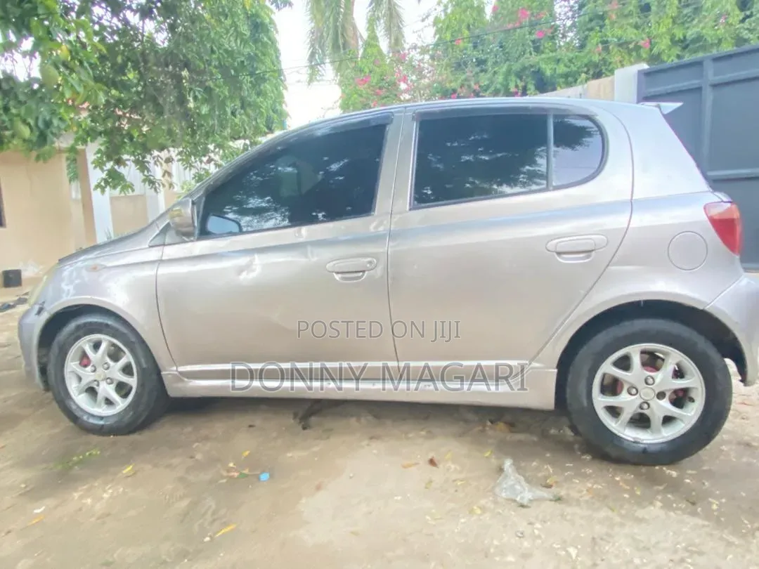 Toyota Vitz 2005 Silver