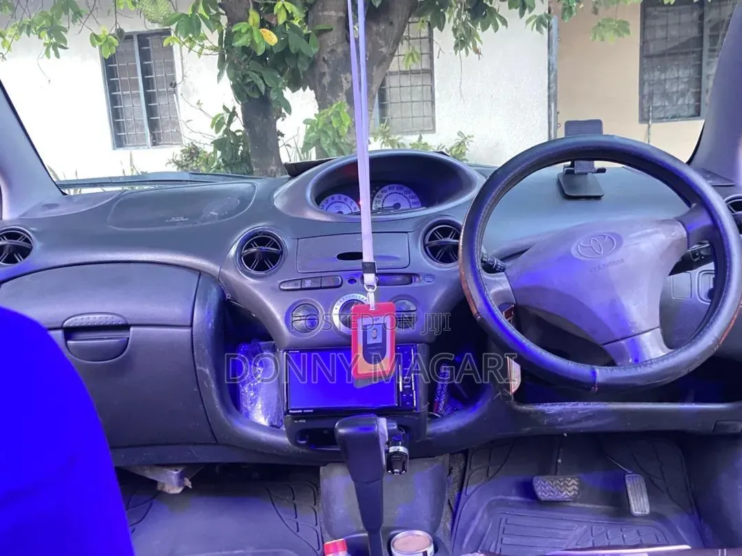 Toyota Vitz 2005 Silver