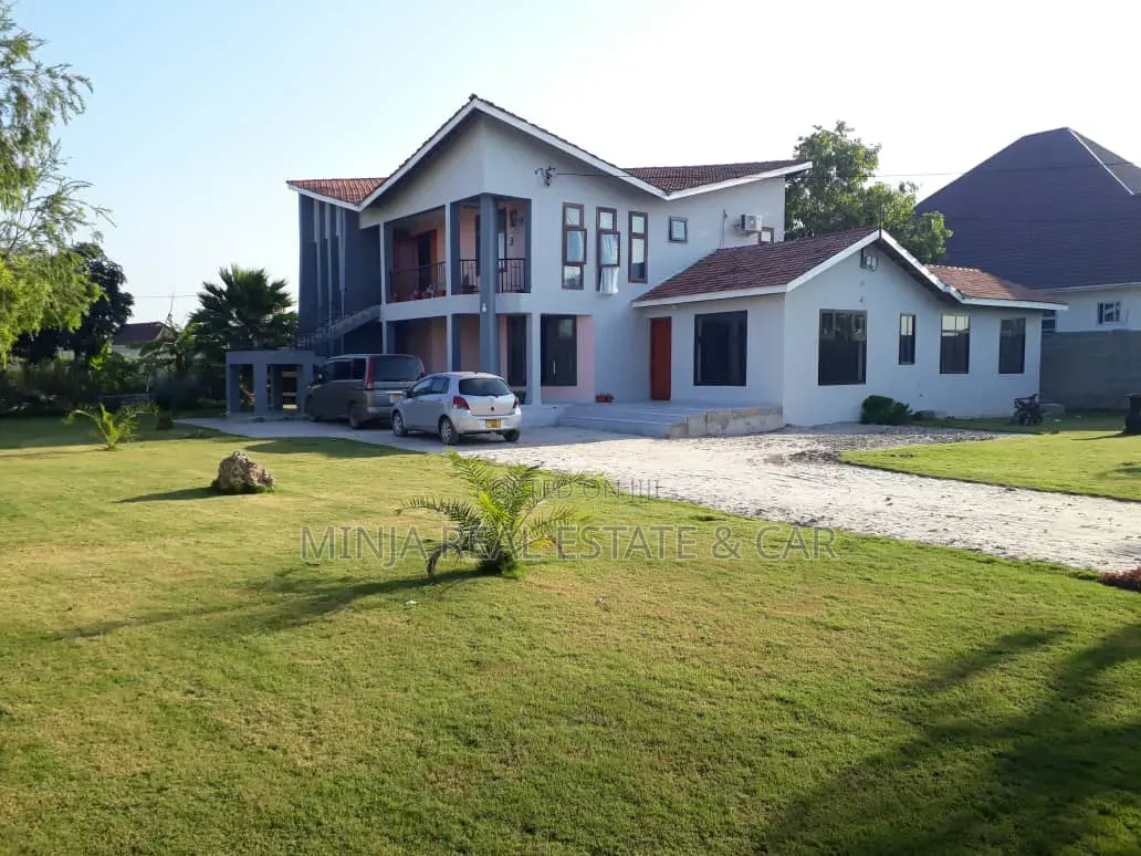 8bdrm House in Kigamboni for sale