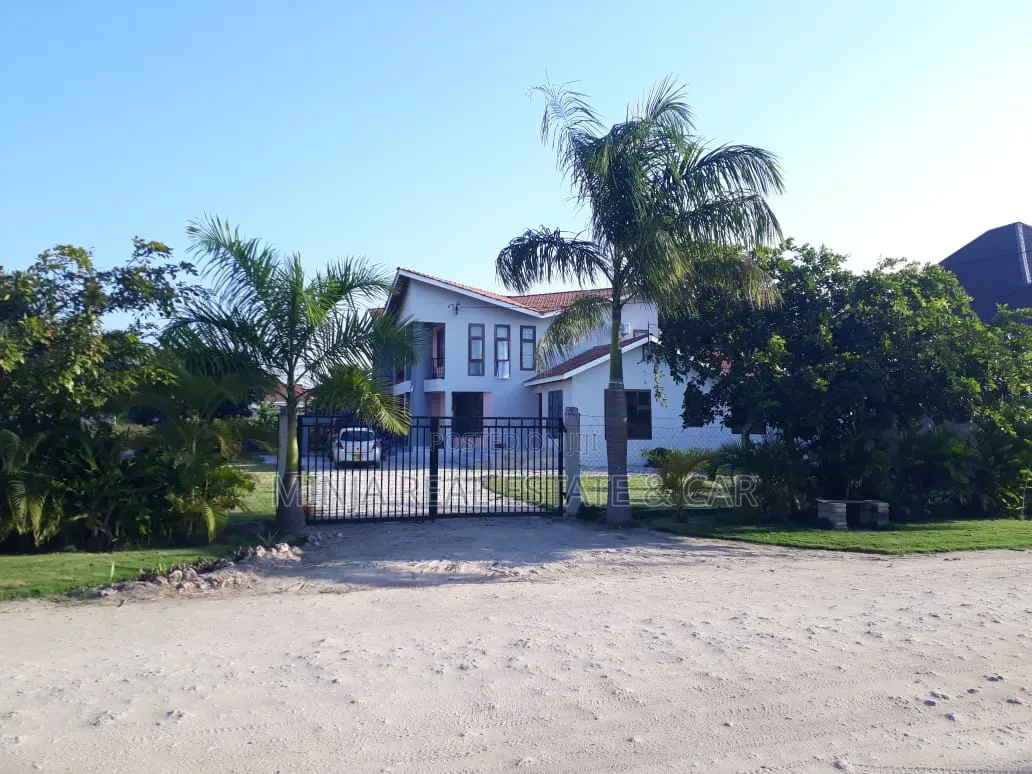8bdrm House in Kigamboni for sale