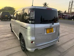 Toyota Sienta 2013 Silver