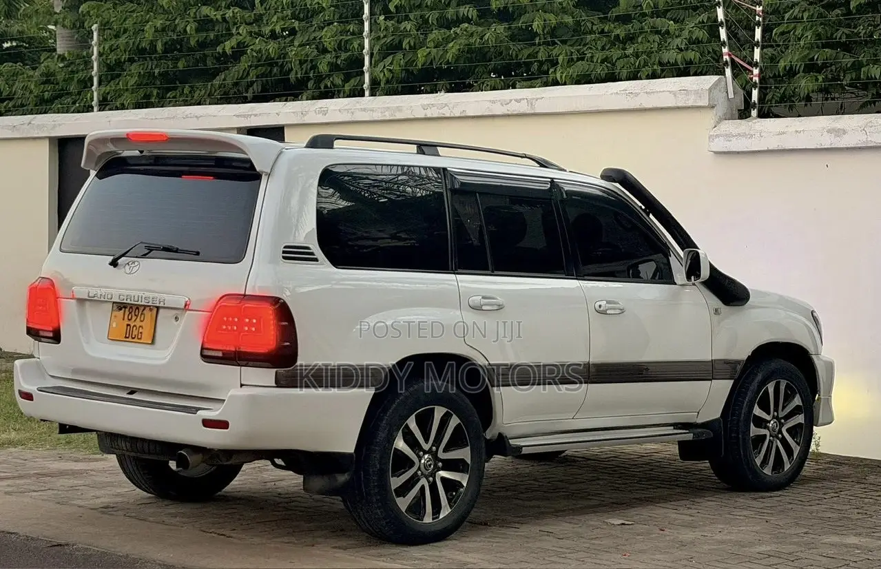 Toyota Land Cruiser 2002 White