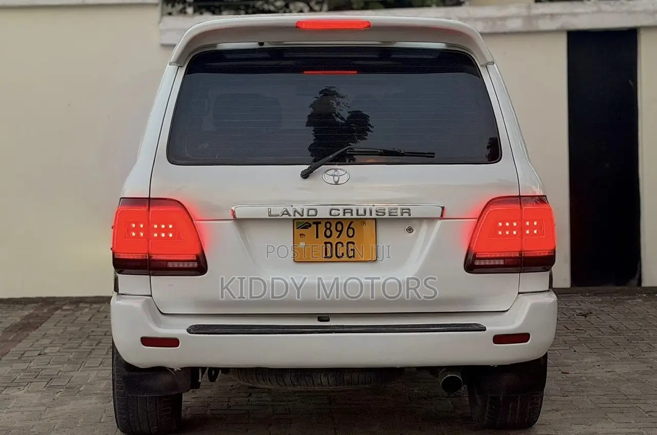 Toyota Land Cruiser 2002 White