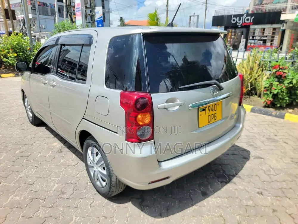 Toyota Raum 2005 Silver