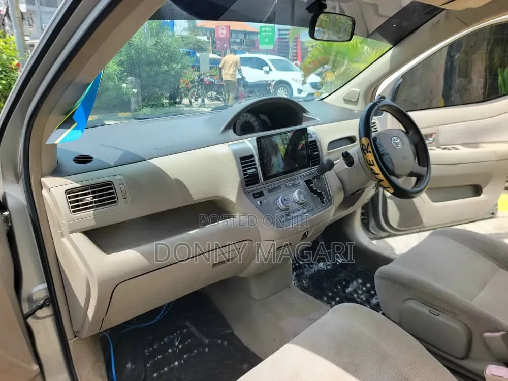 Toyota Raum 2005 Silver