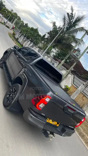 Toyota Hilux 2023 Gray