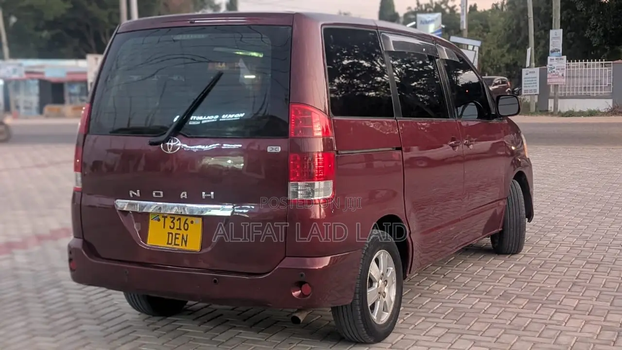 Toyota Noah 2.0 AWD (8 Seater) 2005 Maroon