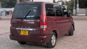 Toyota Noah 2.0 AWD (8 Seater) 2005 Maroon