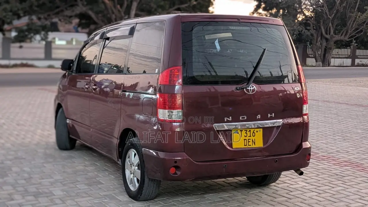 Toyota Noah 2.0 AWD (8 Seater) 2005 Maroon