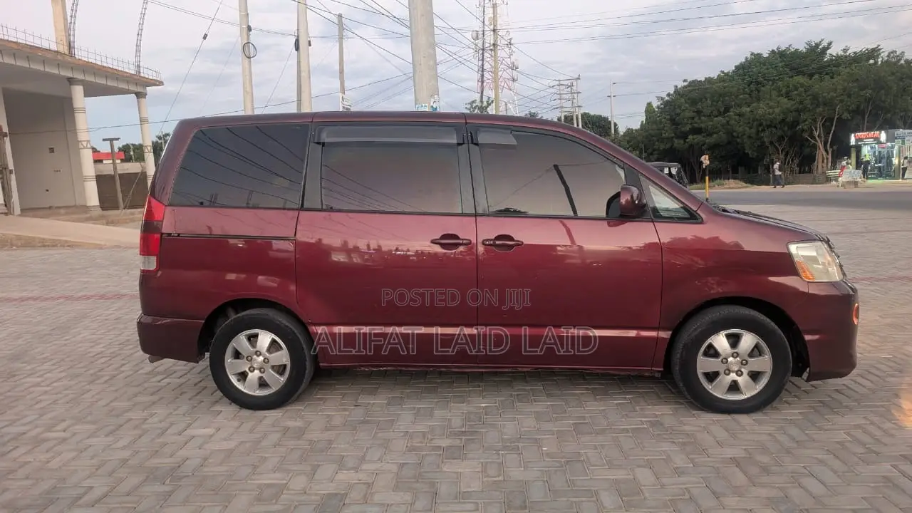 Toyota Noah 2.0 AWD (8 Seater) 2005 Maroon