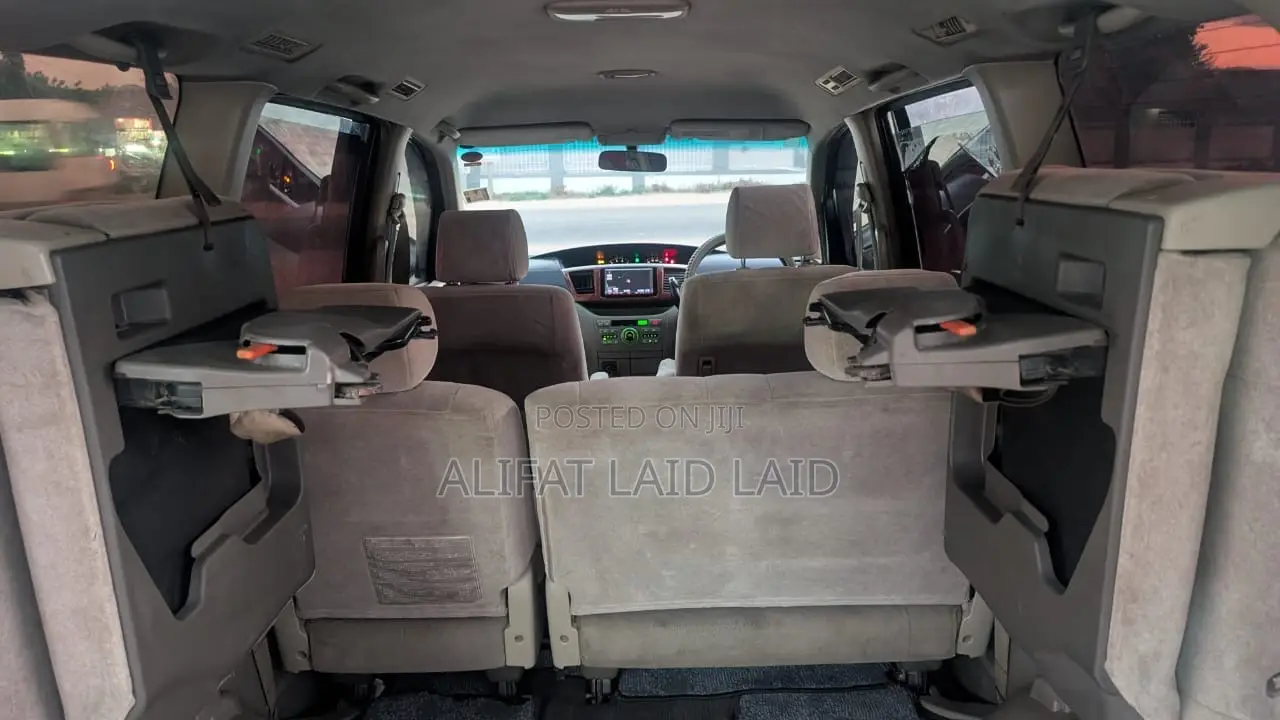 Toyota Noah 2.0 AWD (8 Seater) 2005 Maroon