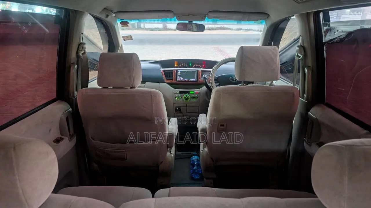 Toyota Noah 2.0 AWD (8 Seater) 2005 Maroon