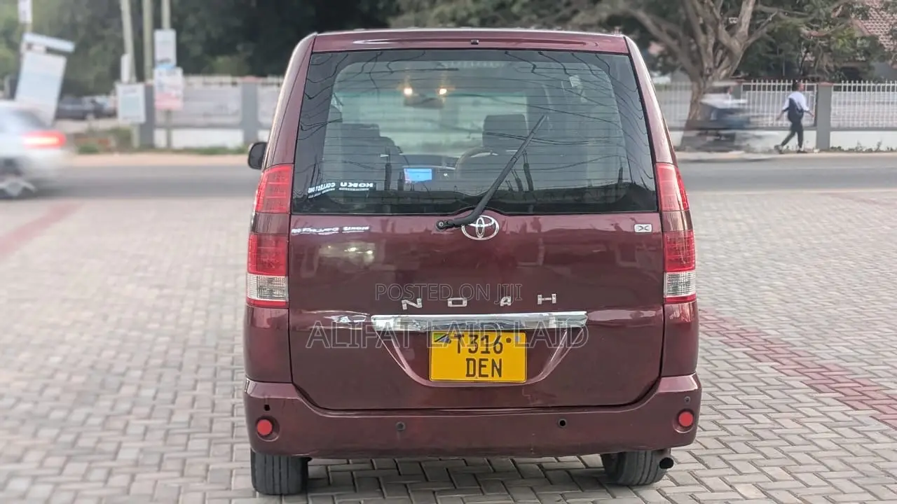 Toyota Noah 2.0 AWD (8 Seater) 2005 Maroon