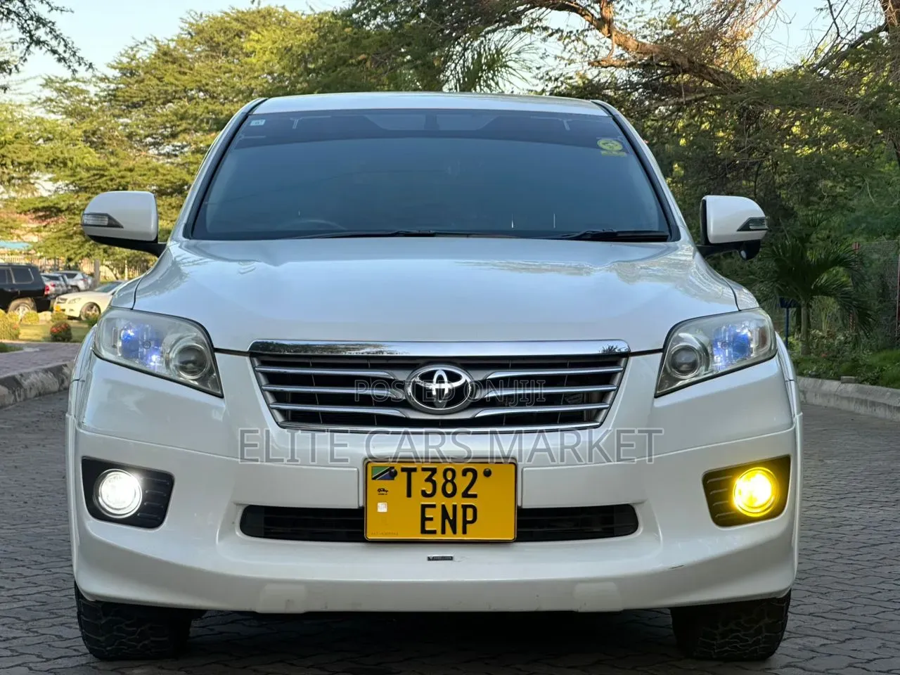 Toyota Vanguard 2012 White