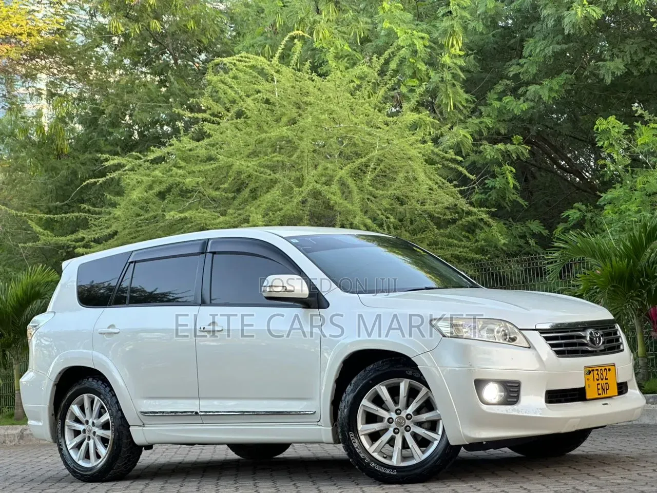 Toyota Vanguard 2012 White