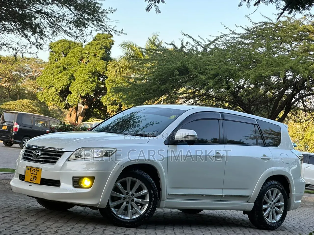 Toyota Vanguard 2012 White