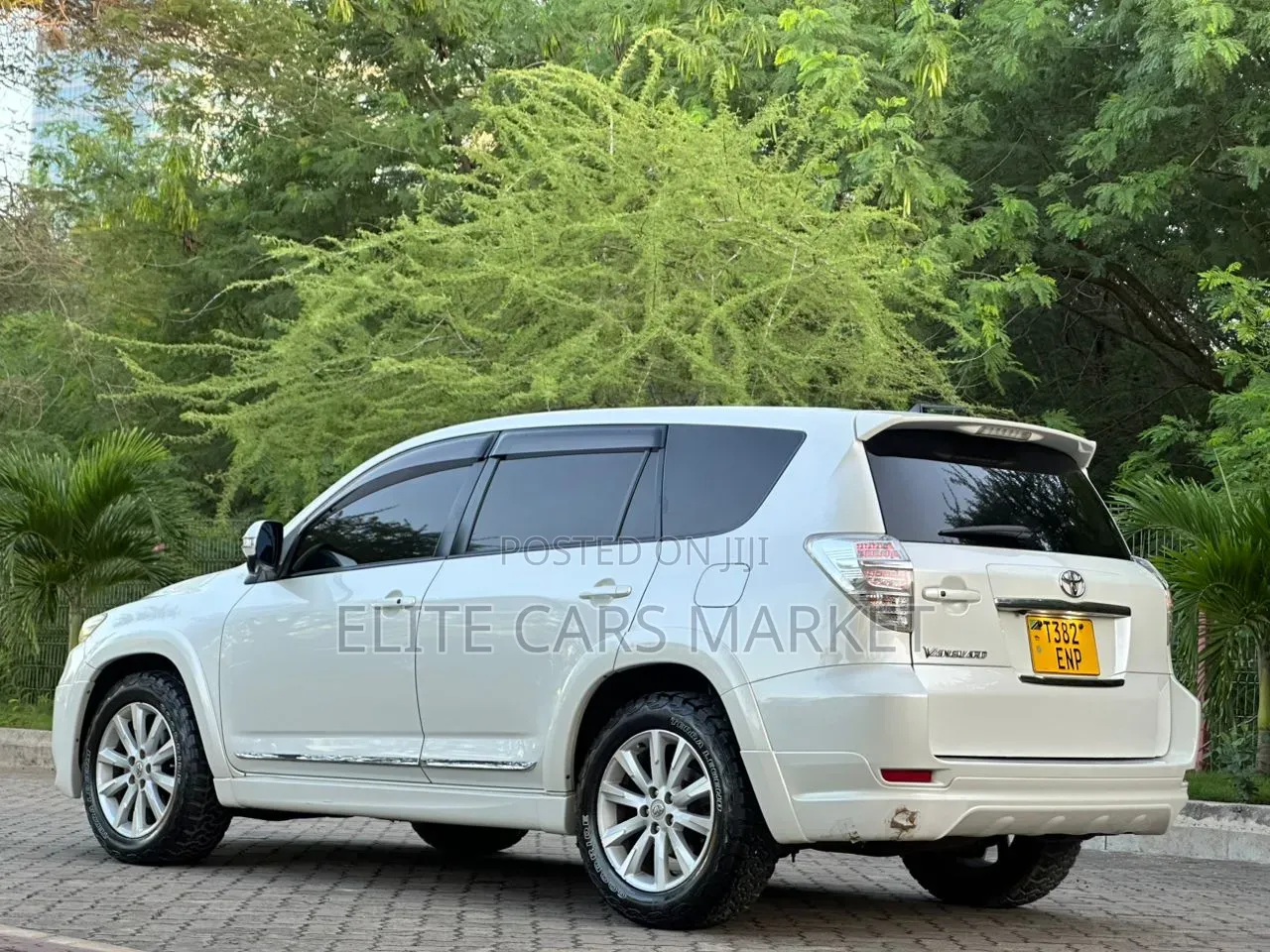 Toyota Vanguard 2012 White