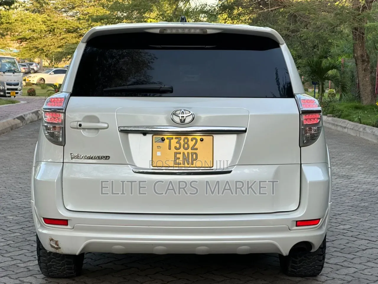 Toyota Vanguard 2012 White