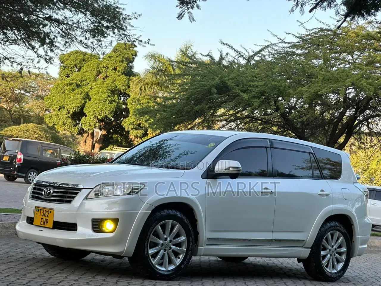 Toyota Vanguard 2012 White