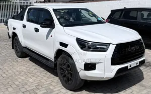 Toyota Hilux 2023 White