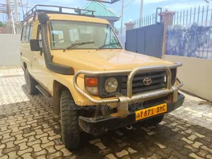 Toyota Land Cruiser HDJ 100 2000 Ivory