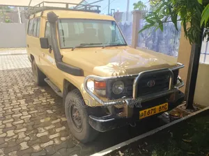 Toyota Land Cruiser HDJ 100 2000 Ivory