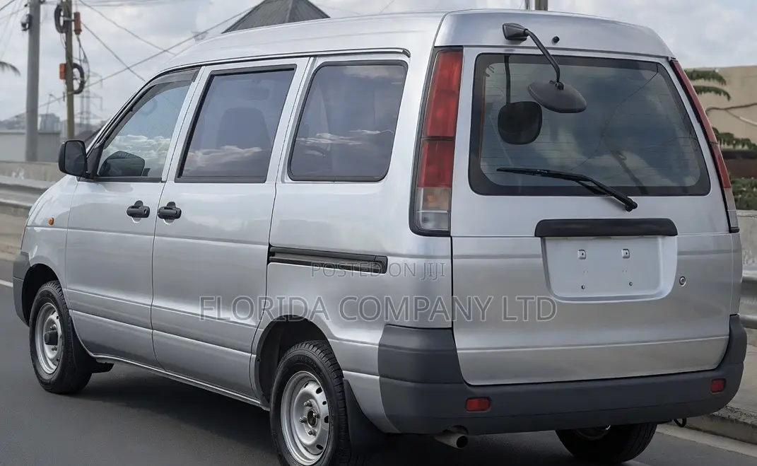 Toyota Noah 2004