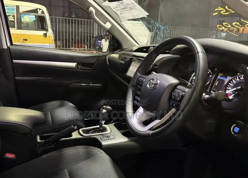 Toyota Hilux 2021 White