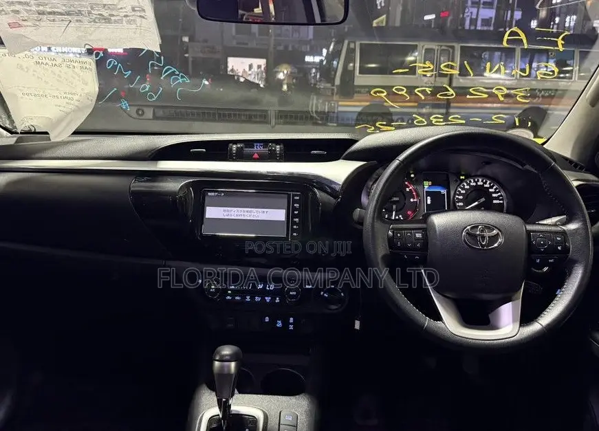 Toyota Hilux 2021 White