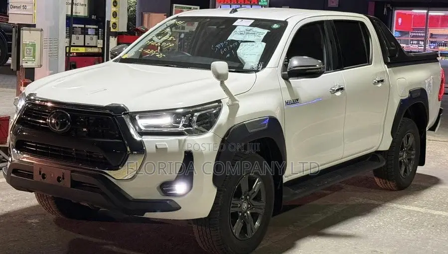 Toyota Hilux 2021 White