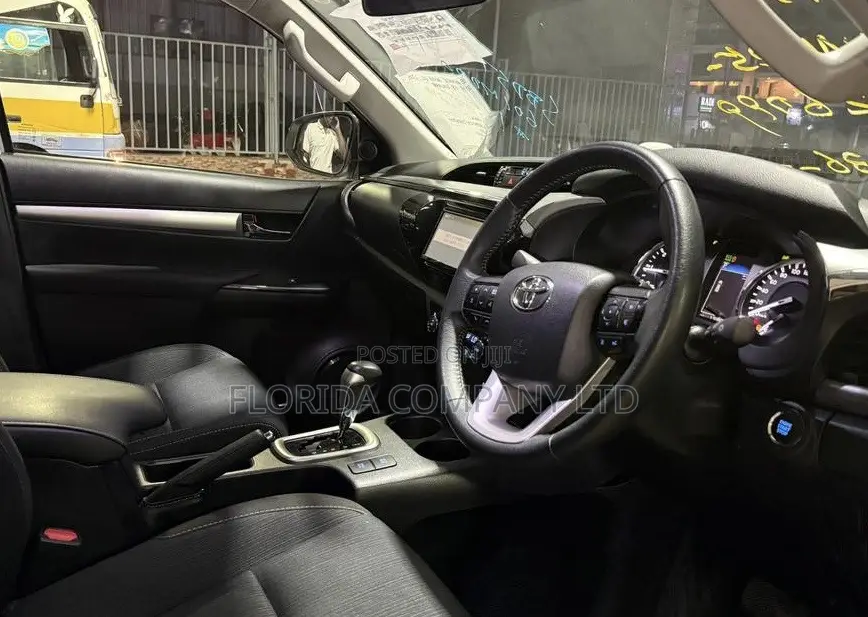 Toyota Hilux 2021 White
